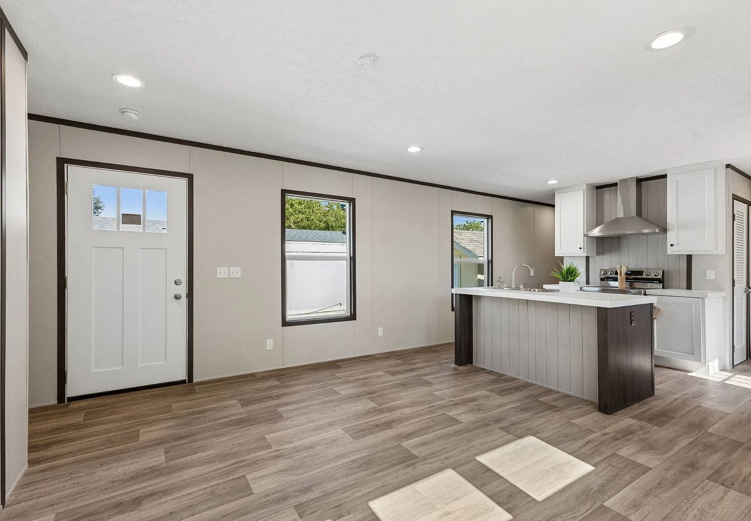 3 bed, 2.0 bath, 1152 sqft, $1,800 — Photo 3