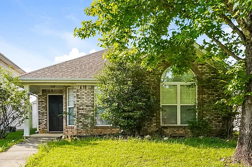 1101 Village Trl Photo 1