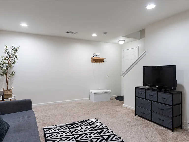 636 Wolfeboro Ln — Photo 33