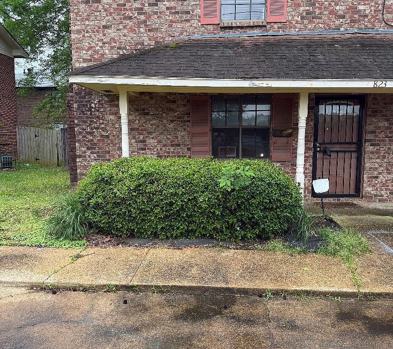 1st image of 823 N Woodbury Rd