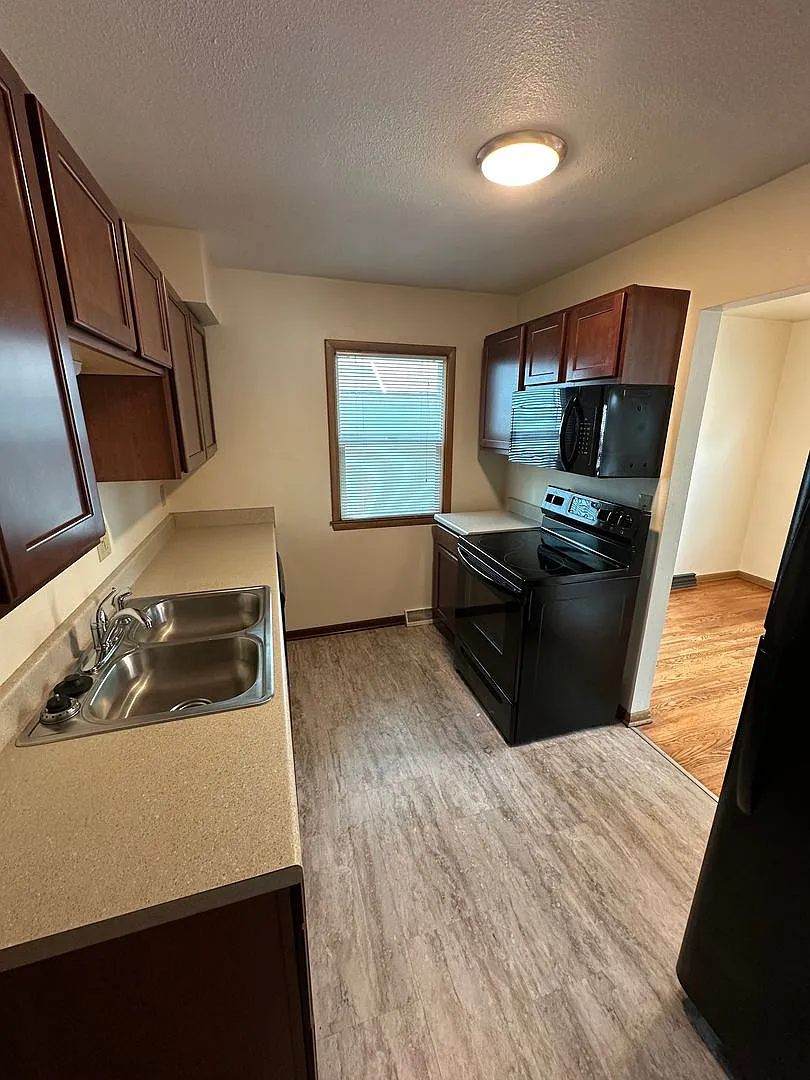 1011 Kellogg Ave — Photo 1