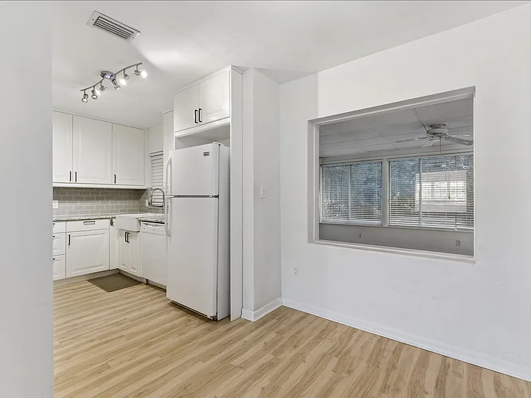 447 N Phelps Ave — Photo 8