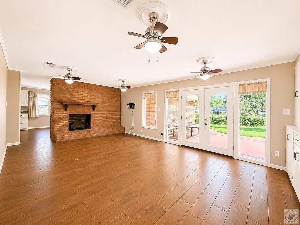3 bed, 2424 sqft, $2,100 — Photo 1