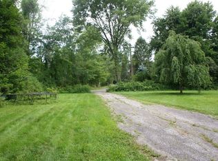 10 Fox Run Ln, Newtown, CT 06470