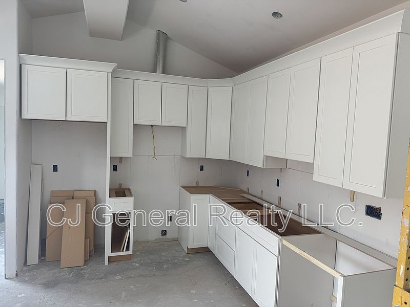1st image of 90 Beacon Ct Unit 2