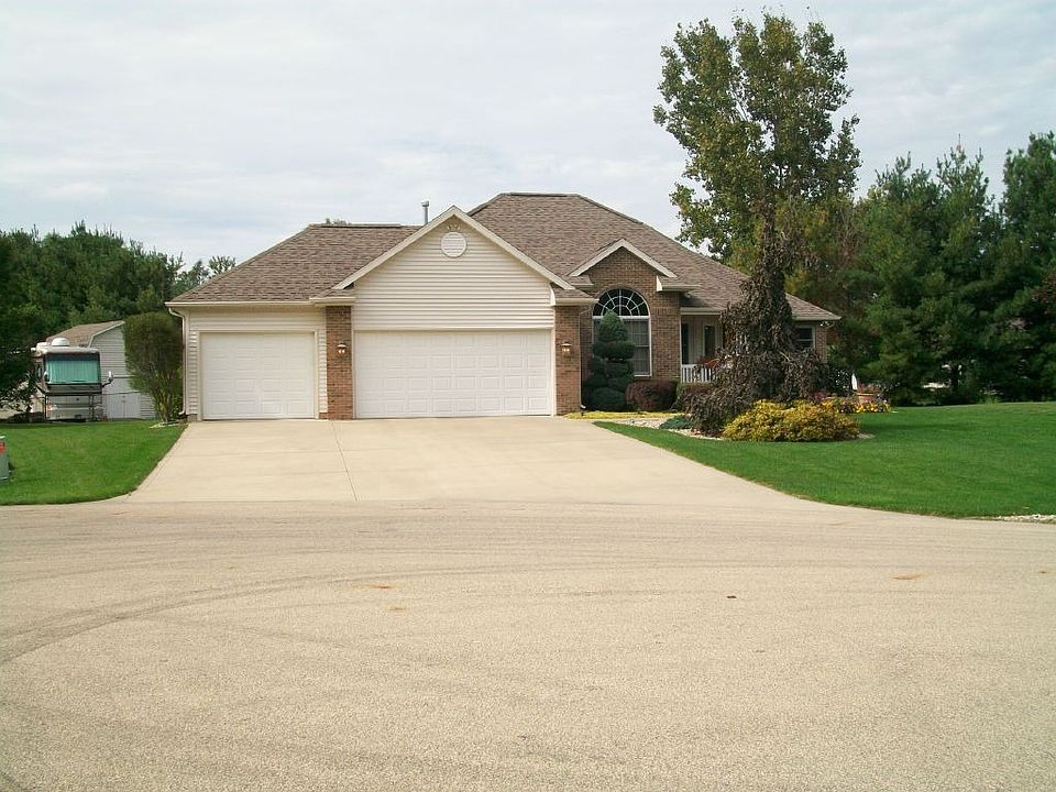 3+ car Attached Garage