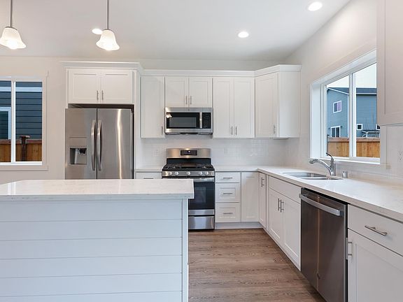 Kitchen includes oven/range, refrigerator, microwave and dishwasher