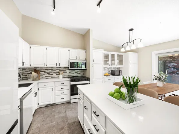 9712 Cimarron Cir, Minnetonka, MN 55305