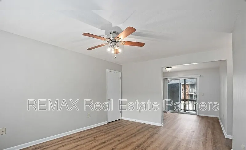 2 bed, 1.0 bath, 712 sqft, $800 — Photo 2