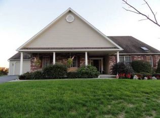 208 Spring View Dr, Douglassville, PA 19518