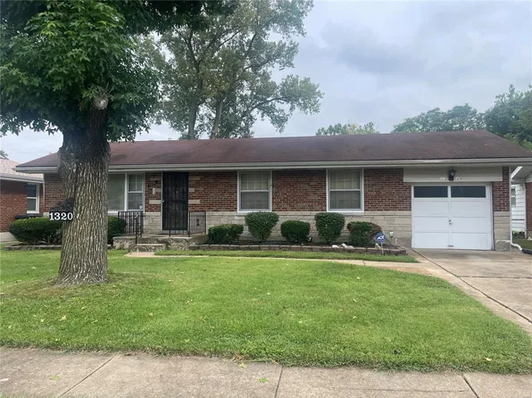 1320 Lang Dr, Saint Louis, MO 63135