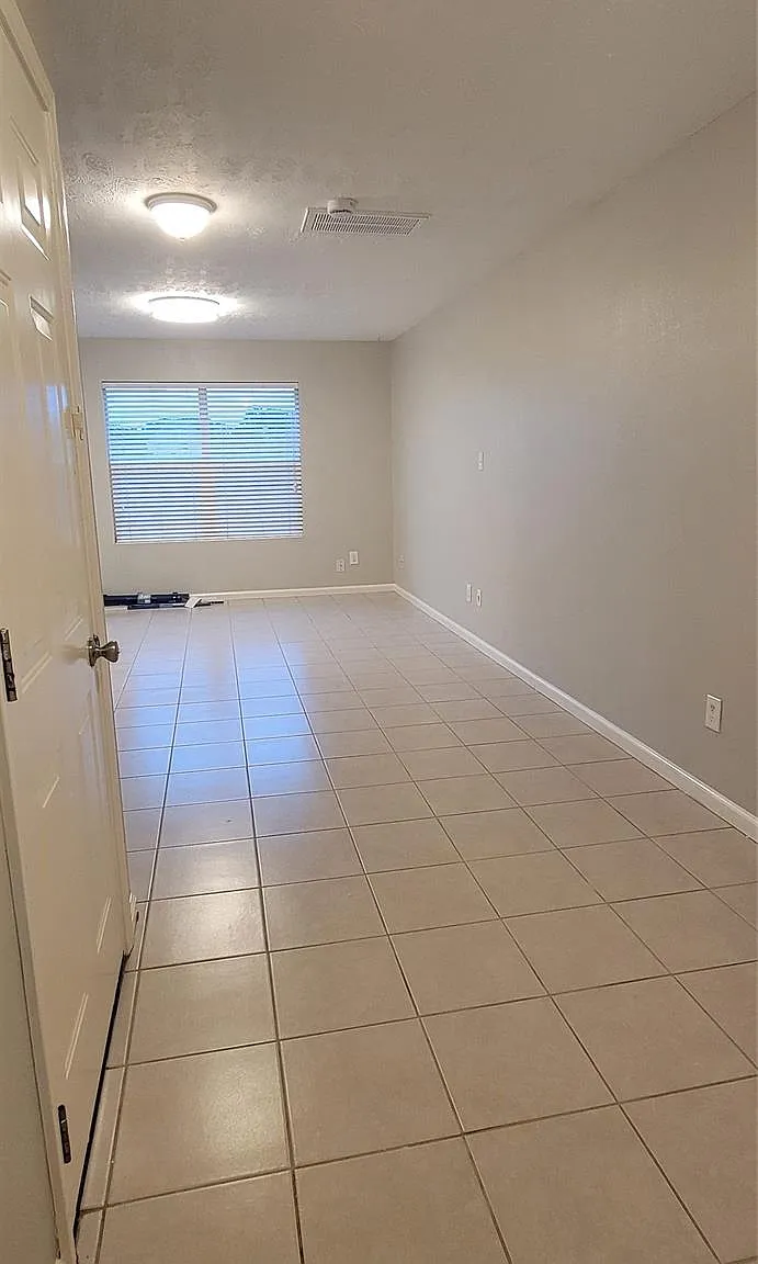 3 bed, 2.5 bath, 1833 sqft, $1,800 — Photo 3