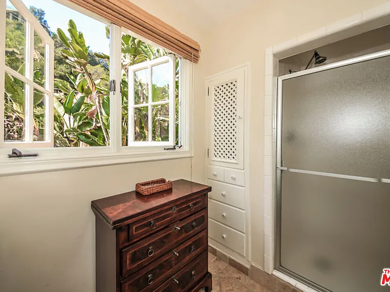 1367 N Beverly Dr — Photo 33