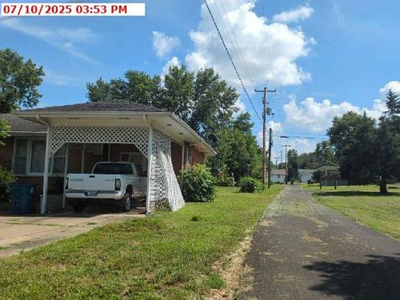 Exterior Neighborhood (street photo)
