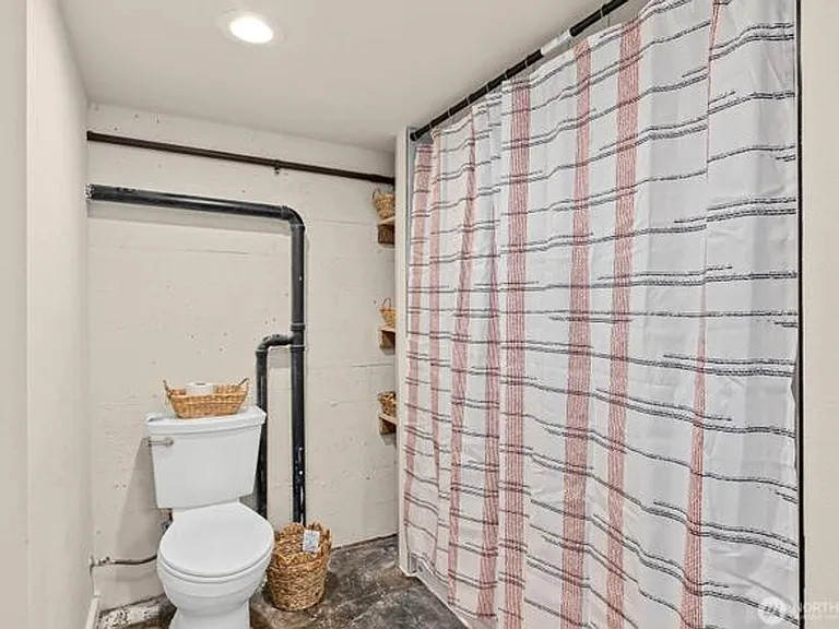 501 N Oak St — Photo 10