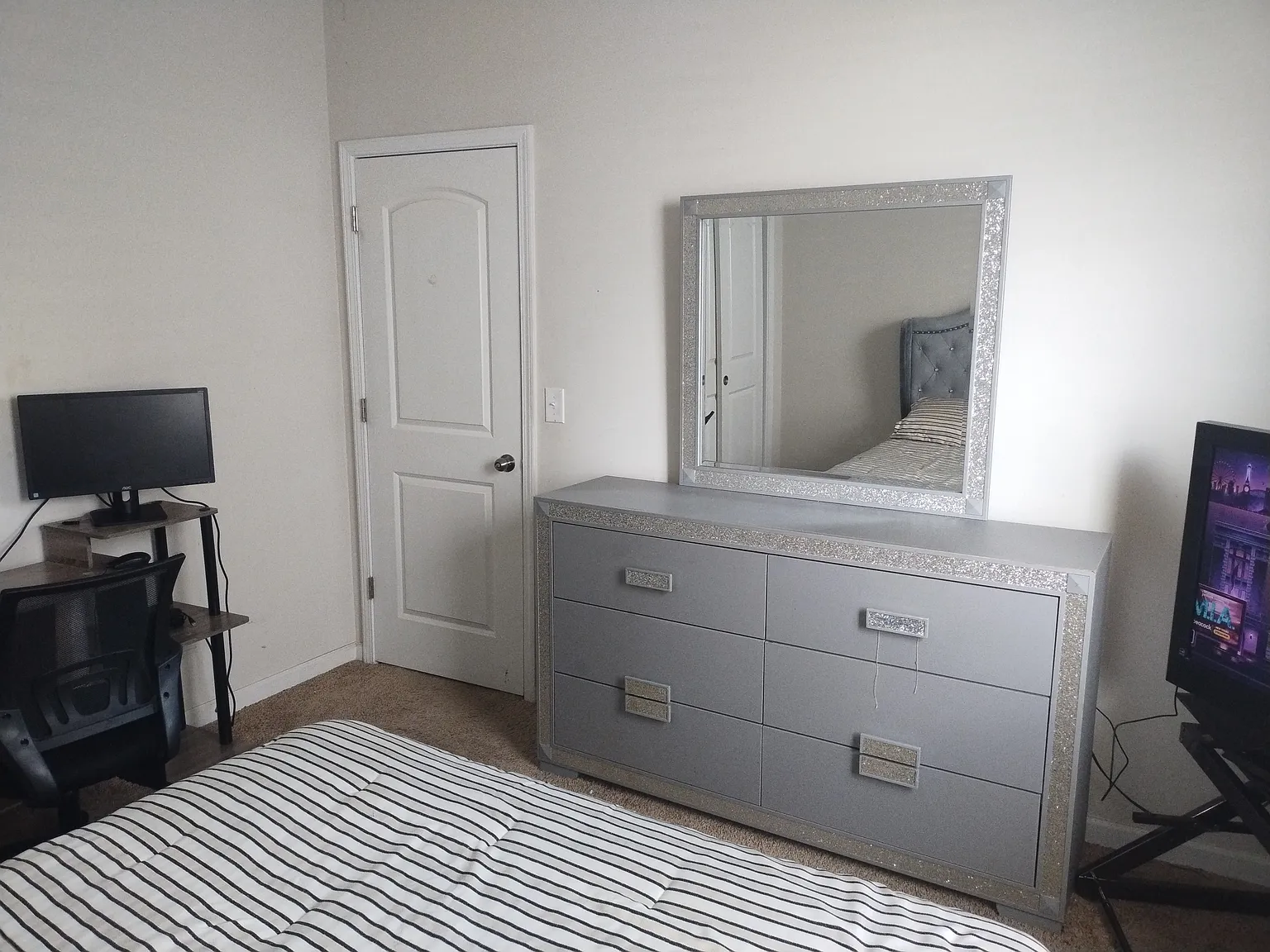 1 bed, 2760 sqft, $900 — Photo 2