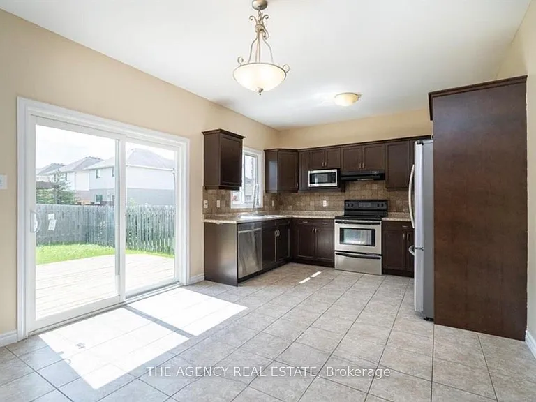 960 Bitterbush Cres #30 — Photo 7