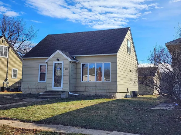 1208 2nd St, Hull, IA 51239