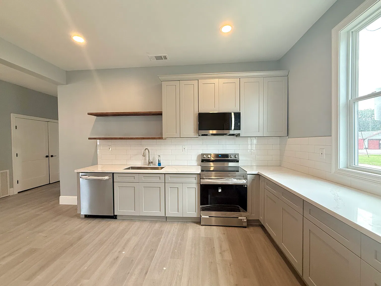 6 bed, 3.5 bath, 2500 sqft, $2,795 — Photo 2