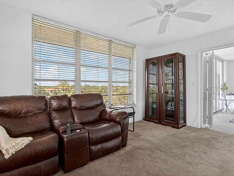 3960 Oaks Clubhouse Dr #512 — Photo 20