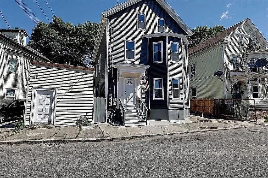 2 bed, 1.0 bath, 900 sqft, $1,800 — Photo 1