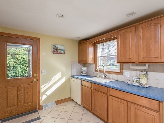 5th image of 584 Court St