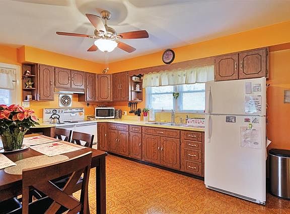4th image of 513 Blue Mountain Dr