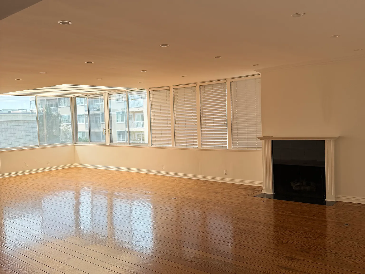 4 bed, 3.5 bath, 2800 sqft, $7,500 — Photo 2