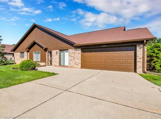 20382 Pine Meadow Dr, Clinton Township, MI