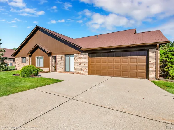 20382 Pine Meadow Dr, Clinton Township, MI 48036