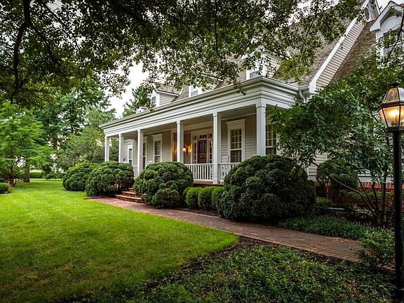 2nd image of 1933 Lakes Edge Dr