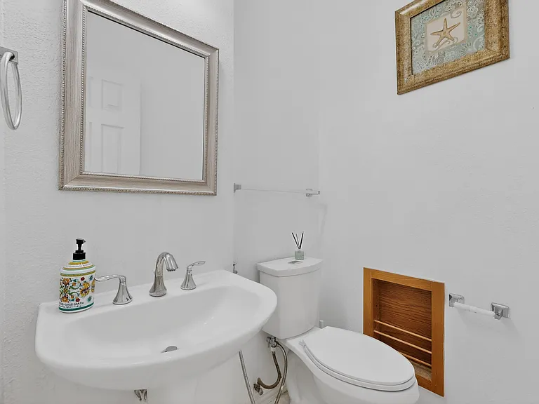 636 N Allen Rd — Photo 20