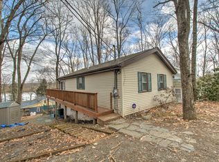 411 Sunset Forest Dr, Hawley, PA 18428