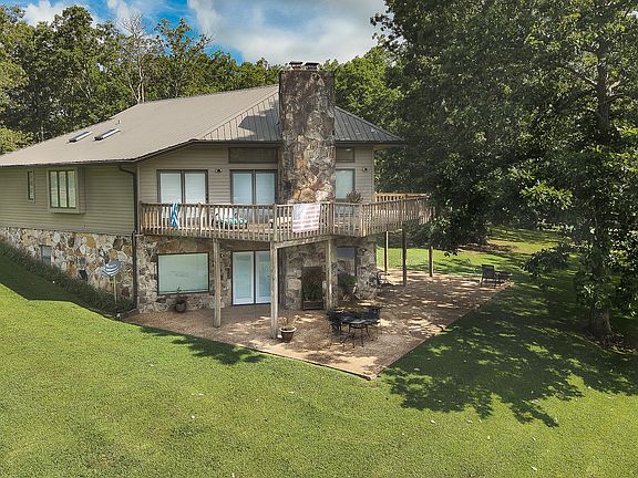 2nd image of 137 Lake Shore Blvd