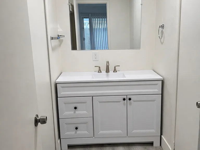 Carmichael Apartments — Photo 18