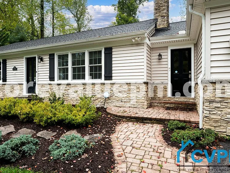 4702 Shelley Ln — Photo 2