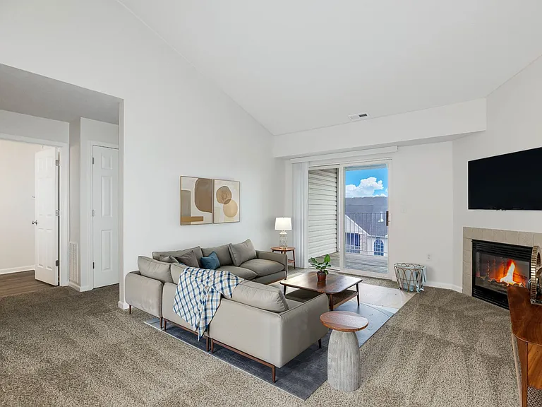 One Bedroom - 1 Bed / 1 Bath - 886 Sq.Ft.