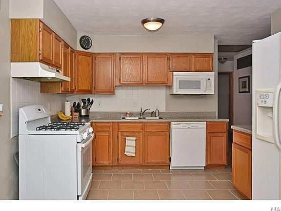 4th image of 907 Vegas Dr