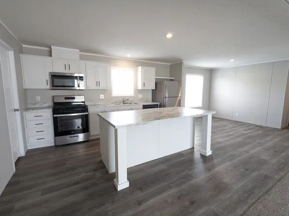 672 Indiana St #672, Belleville, MI 48111