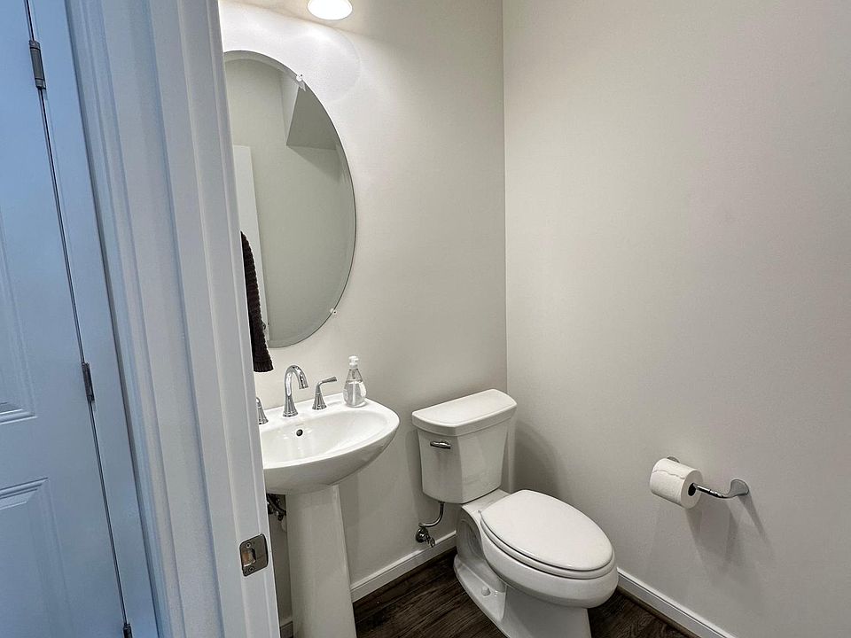 1/2 bath off of the kitchen