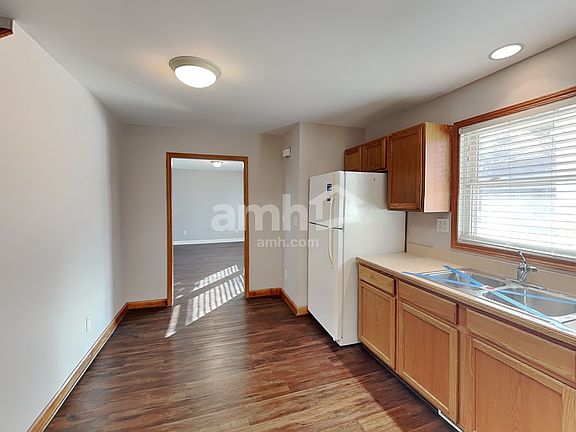 4th image of 132 E Bush Dr