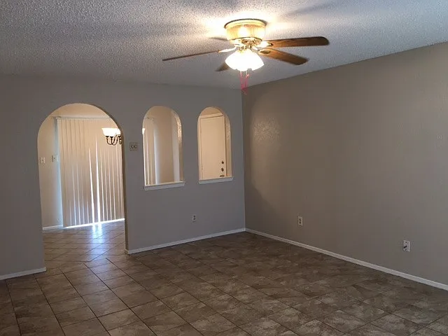 1413 Eagle Pass Dr — Photo 3
