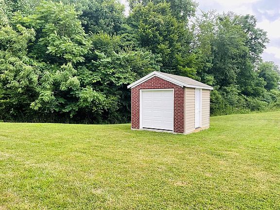 2nd image of 122 Ashwood Ln