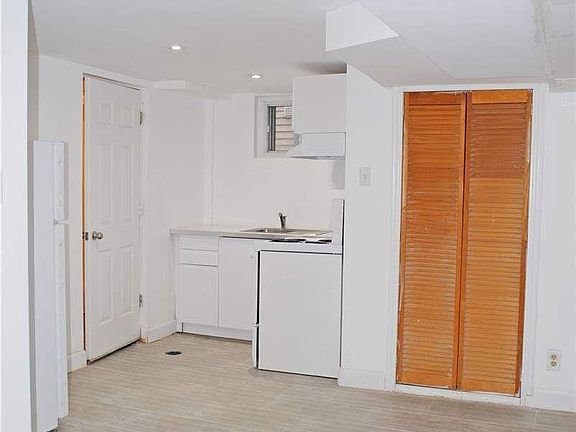4th image of 42 Saint Dunstan Dr #Basement