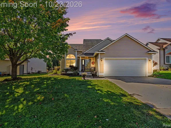 1305 Pin Oak Blf, Howell, MI 48843