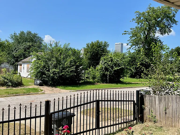 1023 E Haskell St — Photo 3