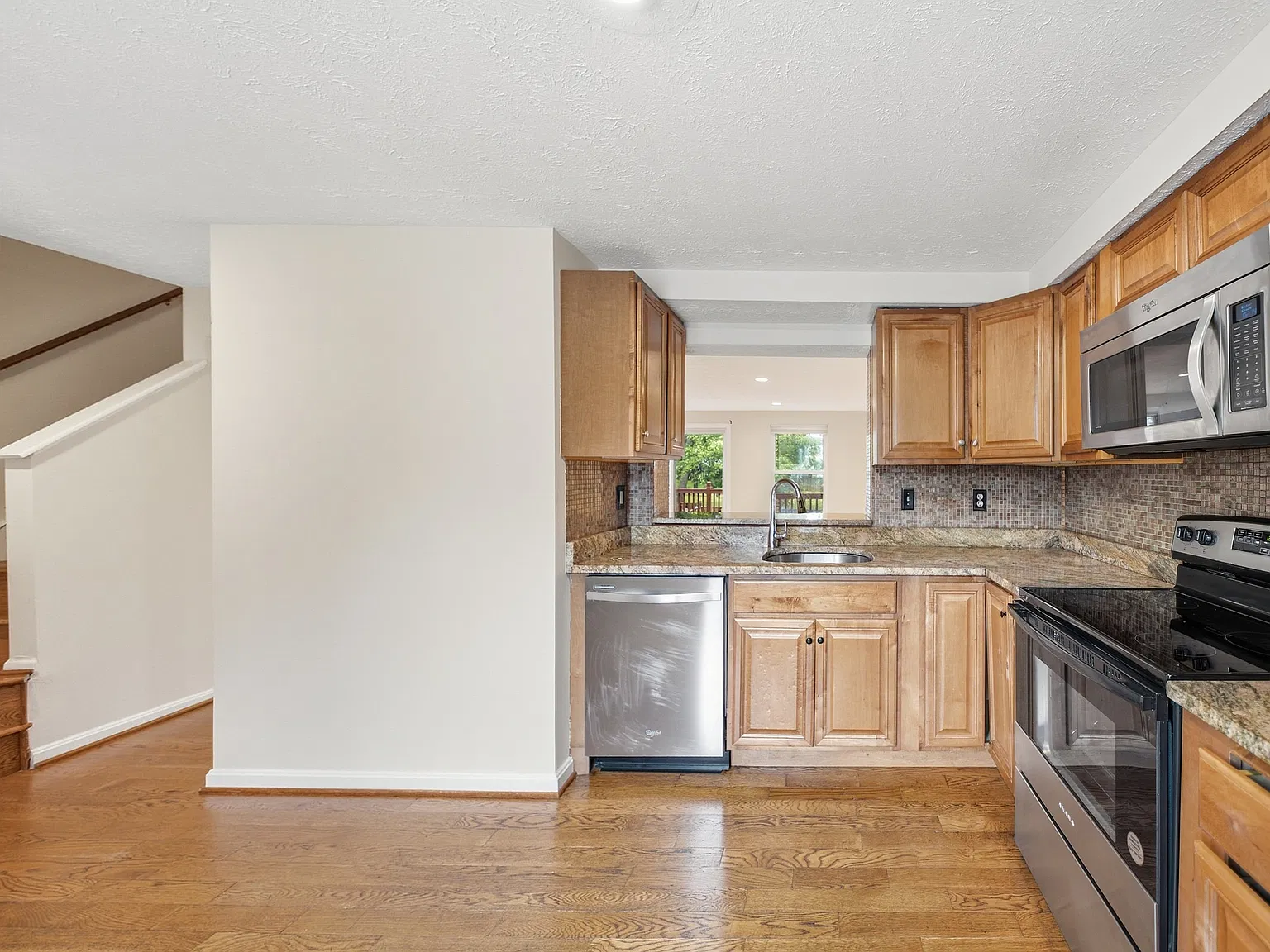 3 bed, 1840 sqft, $2,599 — Photo 4