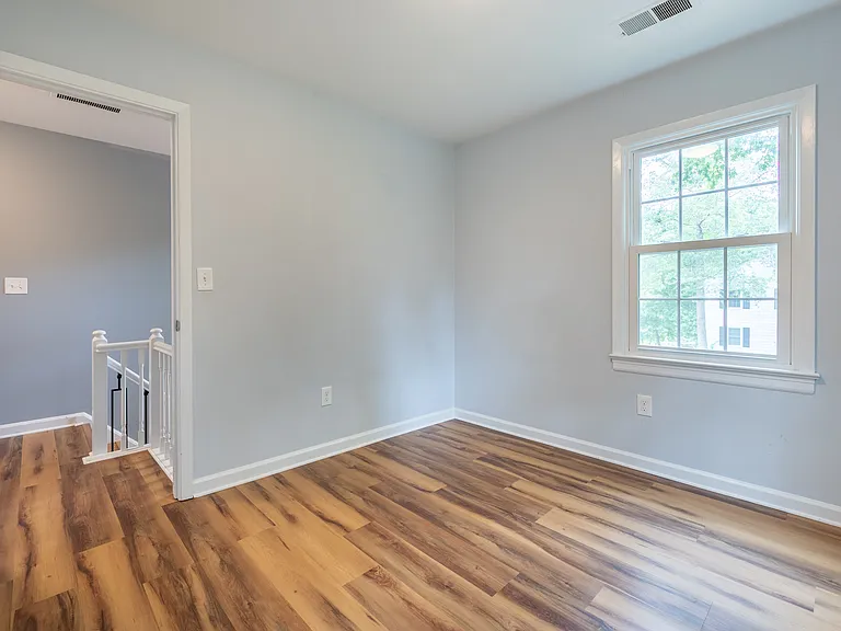 208 Huntington Ln — Photo 33