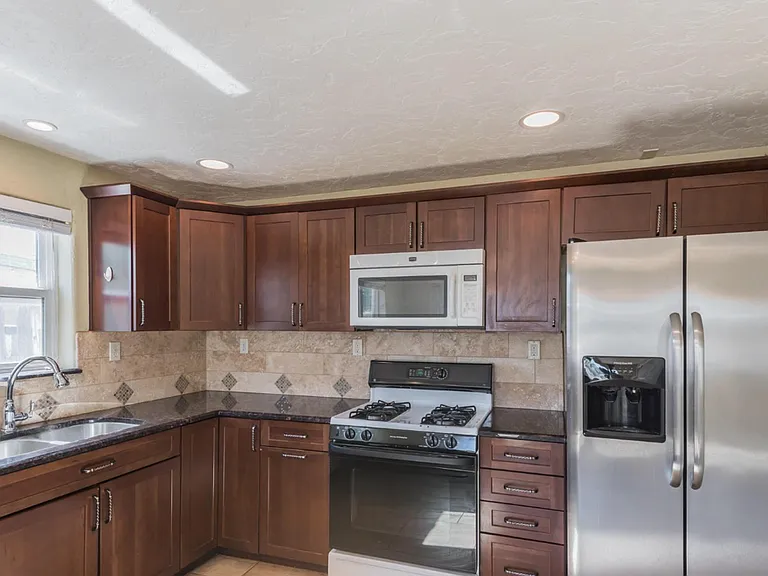 410 E. Waverly St. — Photo 8