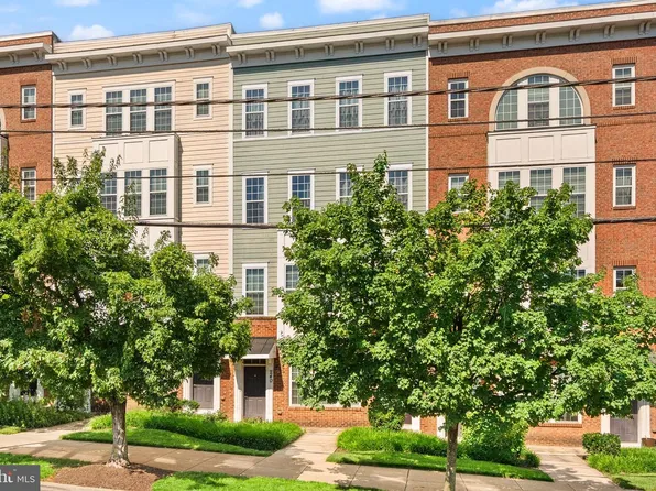 242 N Summit Ave #21, Gaithersburg, MD 20877